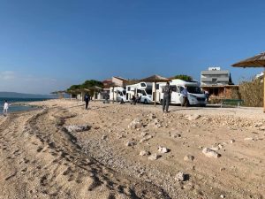 Chorwacja kampery na plaży 1