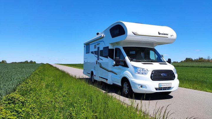 Kamper pośród pól