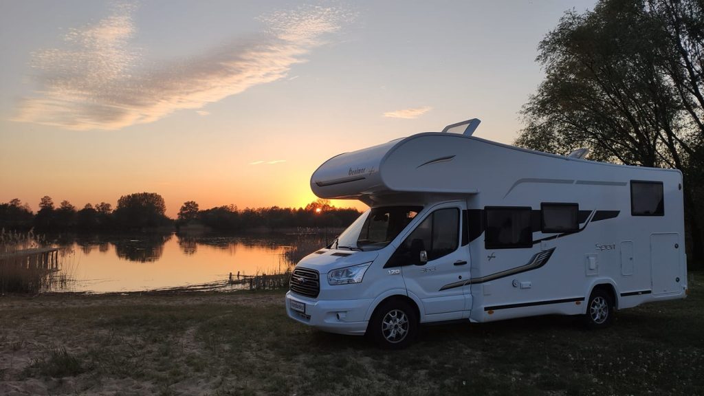 Wylatowo zachód słońca